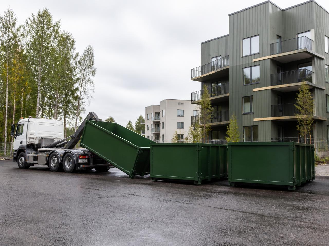 Konteinerite rent Tallinnas – 8–25 m³ konteinerid ja konksveok objektil